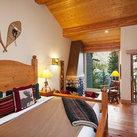 Moraine Lake Lodge Lake Louise Bagian luar foto