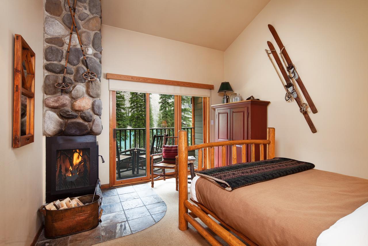 Moraine Lake Lodge Lake Louise Bagian luar foto